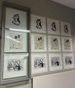 Je eine graphische Arbeit der drei Bodenseekünstler Otto Dix, Erich Heckel und Walter Herzger, neben den Vitrinen malte Peter Dreher diese Motive möglichst exakt direkt auf eine Betonwand