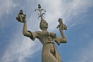 Eine Aufnahme der Imperia von schräg unten.