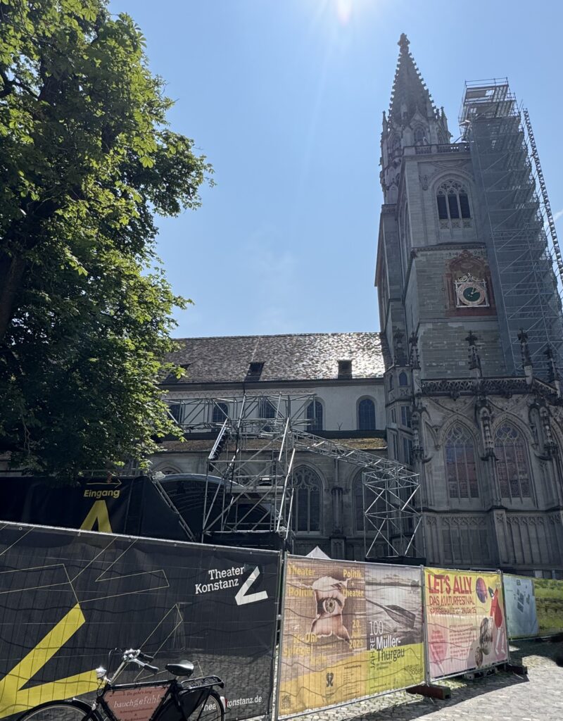 Die Theaterkulisse auf dem Münsterplatz, vor dem Münsterturm.