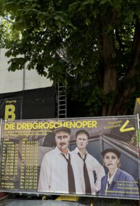 Der Spielplan des Open Air Theaters auf dem Münsterplatz. Die Premiere findet an dem 14.06 statt und die letzte Aufführung am 27.07.25. Alle Termine beginnen um 19 Uhr. Am Sonntag den 29.06.25 findet eine Aufführung mit Audiodeskription statt.