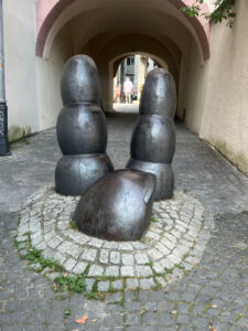 Die Schwurhand von Franz Gutmann mit Blick auf die Untere Laube. Foto: Linn Petrat