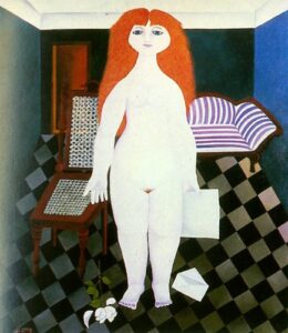 Eine nackte Person mit roten, langen Haaaren steht in einem Zimmer.