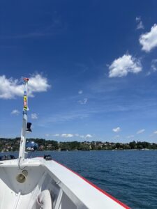 Fahrt mit der Fähre über den Untersee mit Blick auf Gaienhofen