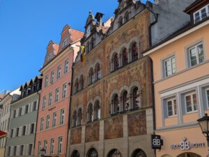 Aufnahme von der Vorderseite des Konstanzer Rathauses auf der Kanzleistraße in der Altstadt. Perspektivisch von rechts aufgenommen.
