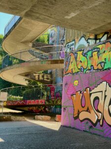 Unterführung am Seerhein in Konstanz mit bunten Graffiti an den Betonwänden.