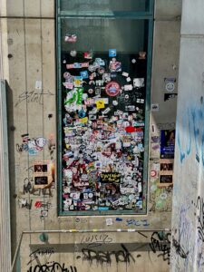 Sticker und kleine künstlerische Spuren an einer Wand in Konstanz.