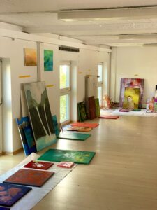 Vorbereitungen für die nächste Ausstellung in der Galerie der Kunstschule.