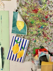 Arbeiten und Farbspuren im Atelier der Kunstschule Konstanz.